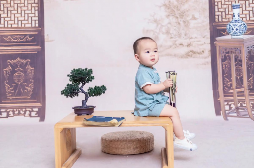 代怀包生男孩机构可爱的企鹅宝宝